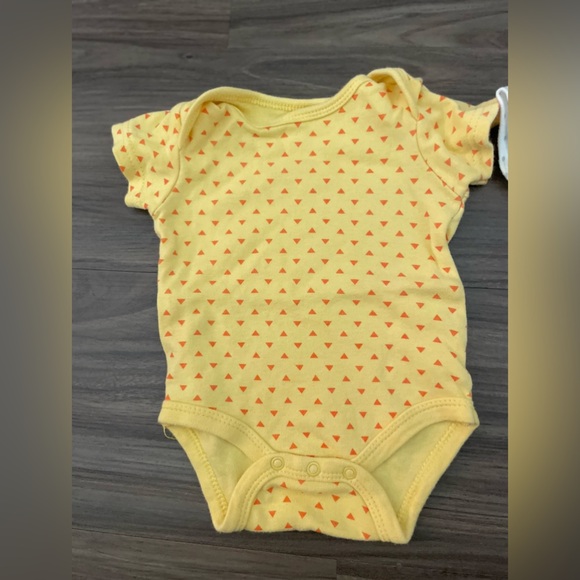 Baby Gear Yellow and White speckled Dot Bodysuits size 3-6 months - Picture 3 of 6